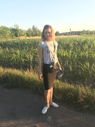 Раскрепощенная красотка показала попку и получила кончу на мордашку