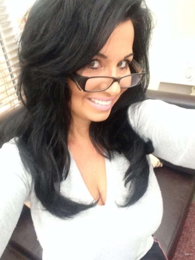 Сексуальная барышня с пышной грудью раздевается перед объективом