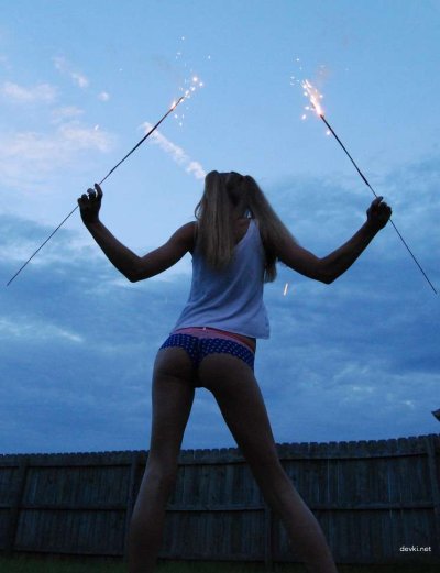 Юная худенькая блондинка без лифчика.