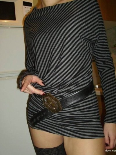 Сексуальная домохозяйка демонстрирует интимные места на кухне