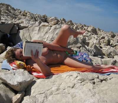 Откровенная дама на берегу занимается самоудовлетворением с помощью пустой бутылки