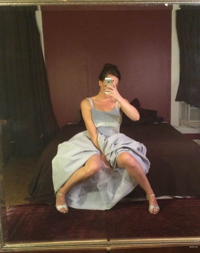 Соблазнительная мамочка развлекается с камерой в своей квартире