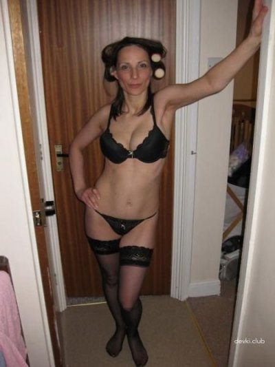 Сочные снимки опытной шатенки в интимной обстановке