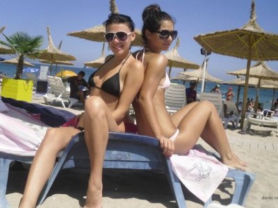 Девчонки показывают груди на пляже: откровенные фото!