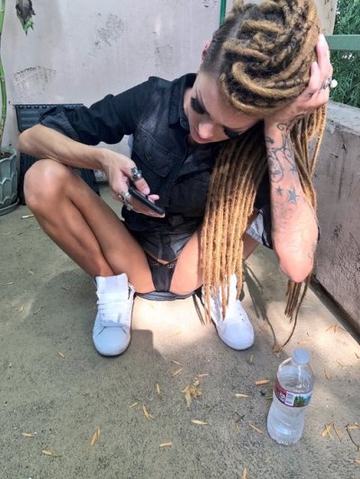 Интимные снимки сексуальной брюнетки в спортивной одежде