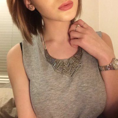 Развратница с восхитительной фигурой и привлекательной улыбкой