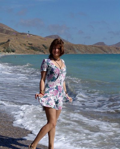 Красотка снимает одежду на берегу моря