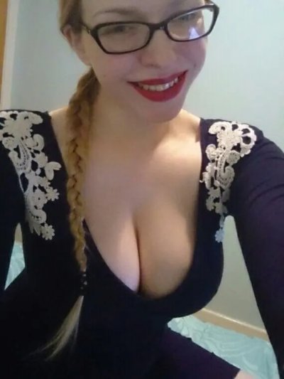 Голая ученица показывает свое тело в уютной квартире