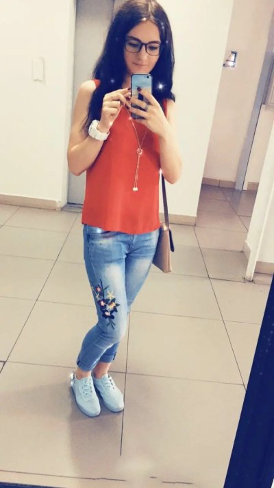 Милая девушка с татуировками ломает стереотипы и показывает свою красоту