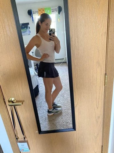 Скромная супруга демонстрирует свои нежные груди и упругую попку