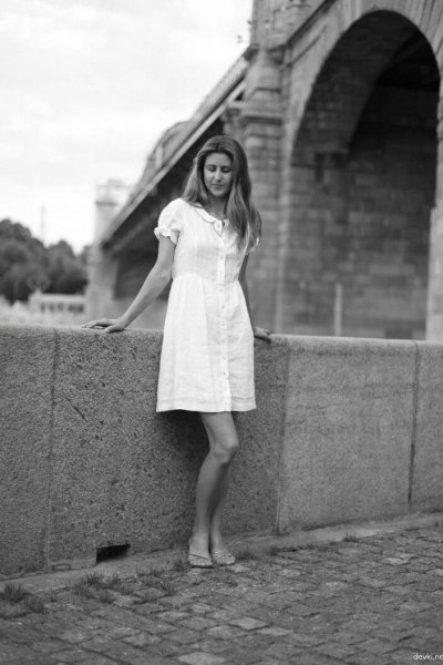 Жена стесняется, но решается раздеться на людях в разных местах!