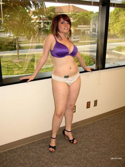 Отвлекла парня своими прелестями