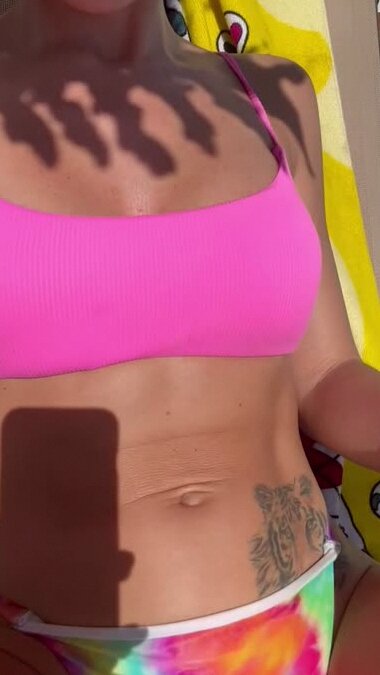 Сексуальная загорелая блондинка показывает свою волосатую киску на камеру