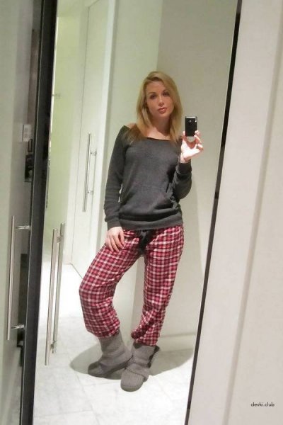 Девчонка снимает себя на камеру перед зеркалом