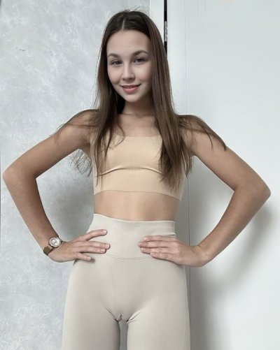 Интимные фотографии обнаженной красотки: соблазнительные ножки и задница в сети