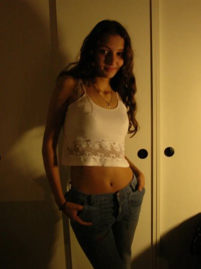 Сексуальная девчонка демонстрирует свою нежную грудь