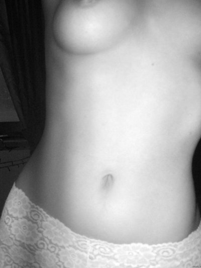 Шалит без лифчика!