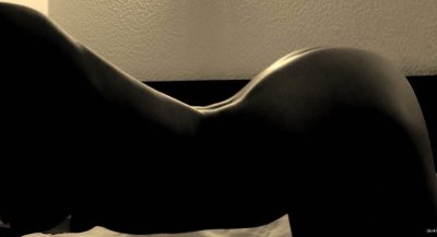 Красотка соблазнительно демонстрирует свои прелести