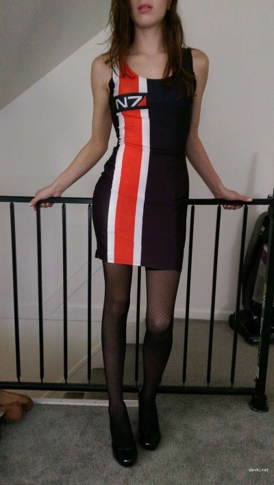 Молодая и невероятно подтянутая красавица снимает с себя все одежды