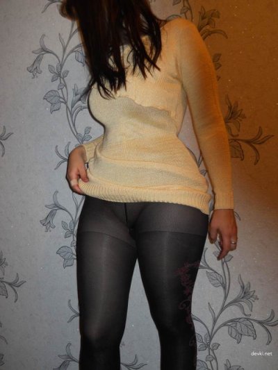 Горячая дама демонстрирует свои прелести перед супругом