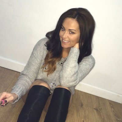 Женщина снимает свою пышную грудь на камеру