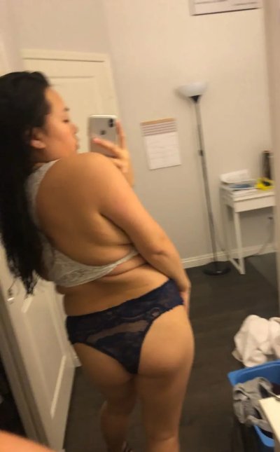 Пышная азиатка фотографирует себя и показывает интимные места