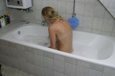 Сексуальная крошка без трусиков в ванной: обнаженная красотка на фоне плитки