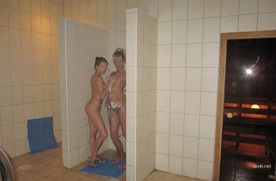 Развратные красотки без трусов в парной