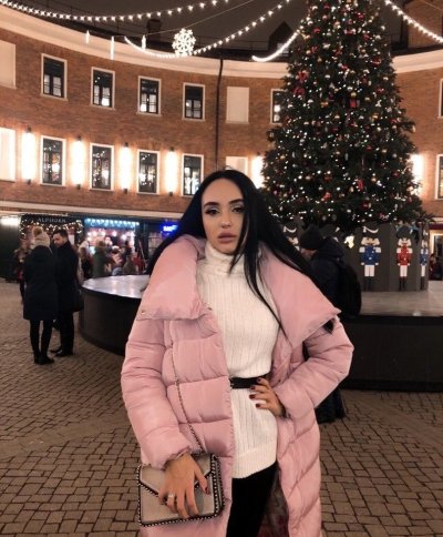 Горячая кошечка трахается в постели