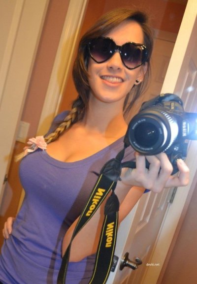 Привлекательная самоснимашка: молодая дамочка в откровенном наряде