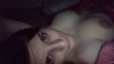 Развратная красотка позирует голой на камеру