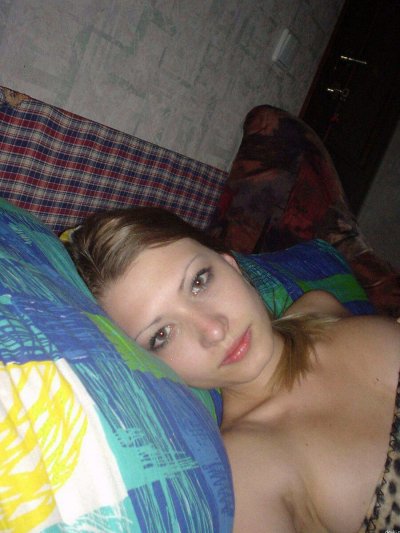 Демонстрирует свою naked ягодицу в откровенном шоу