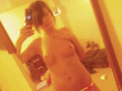 Очаровательная девушка делится горячими селфи для тебя!