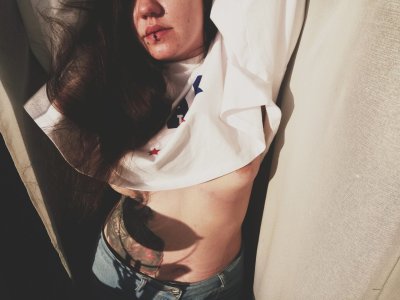 Большая красотка показывает свое обнаженное тело