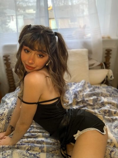 Голая красотка позирует и делает фото.