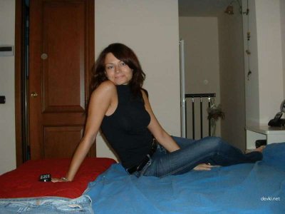 Пышнотелая красавица позирует в постели, завораживая взглядом