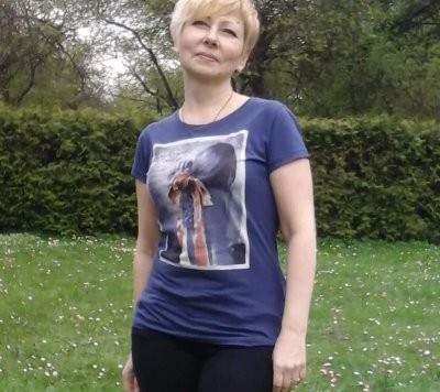 Опытная Людмила отсасывает и показывает свое обнаженное тело!