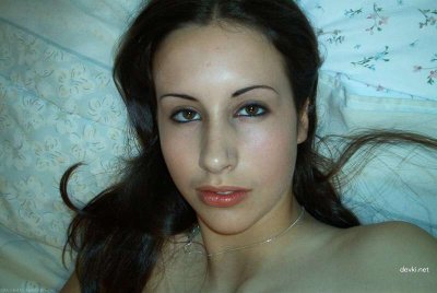 Молодая худенькая брюнетка показывает свою обильную волосатую киску парню на личных снимках