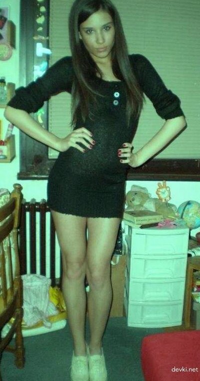 Привлекательная девушка с завораживающей внешностью и очарованием