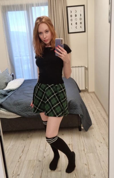 Фото горячей красотки с длинными ножками и соблазнительным обаянием - бесплатно!