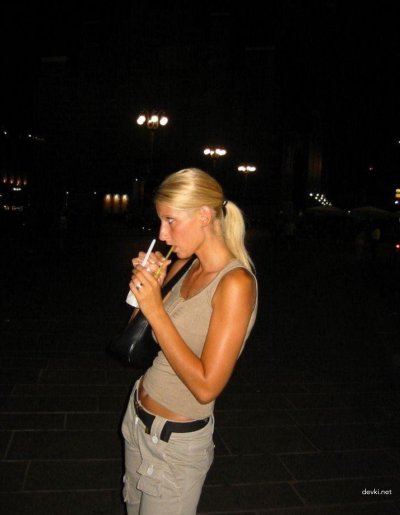 Обнаженная красотка делает минет.