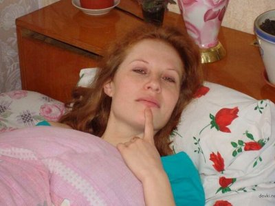 Соблазнительные фото рыжей красавицы в откровенных позах