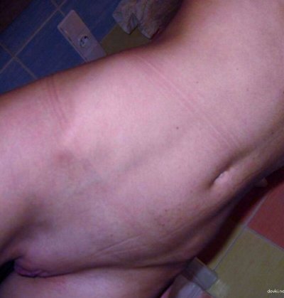 Привлекательная блондиночка делает селфи для сайта 18+