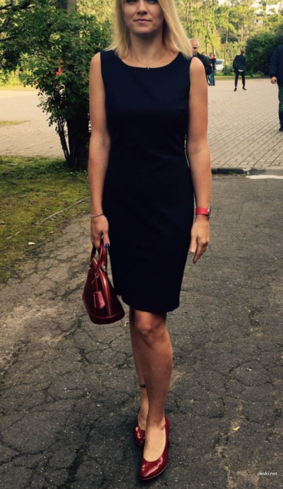 Снимает с себя вещи перед фотоаппаратом - откровенные снимки 18+