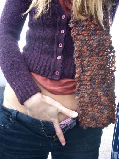 Красотка с идеальной фигурой показывает свои прелести на камеру