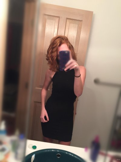 Распутная красавица с огненными волосами и сексуальным телом