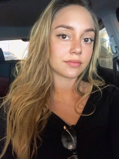 Красотка показывает свои голые изгибы в разных местах - дома и на отпуске