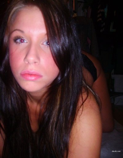 Отлично демонстрирует себя в интимном наряде!