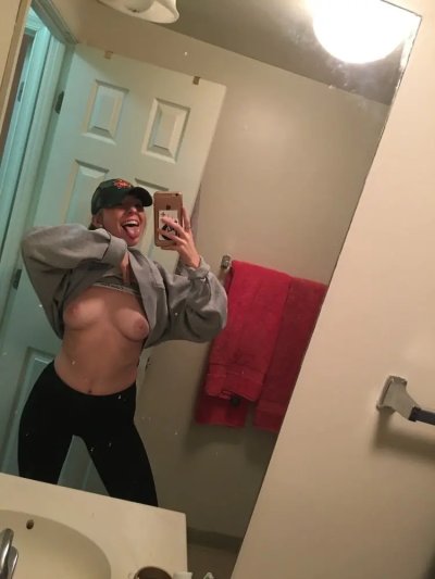 Искусное тело прелестной брюнеточки - наслаждение для глаз