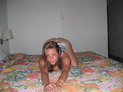 Женщина с шикарными формами демонстрирует свои аппетитные прелести!